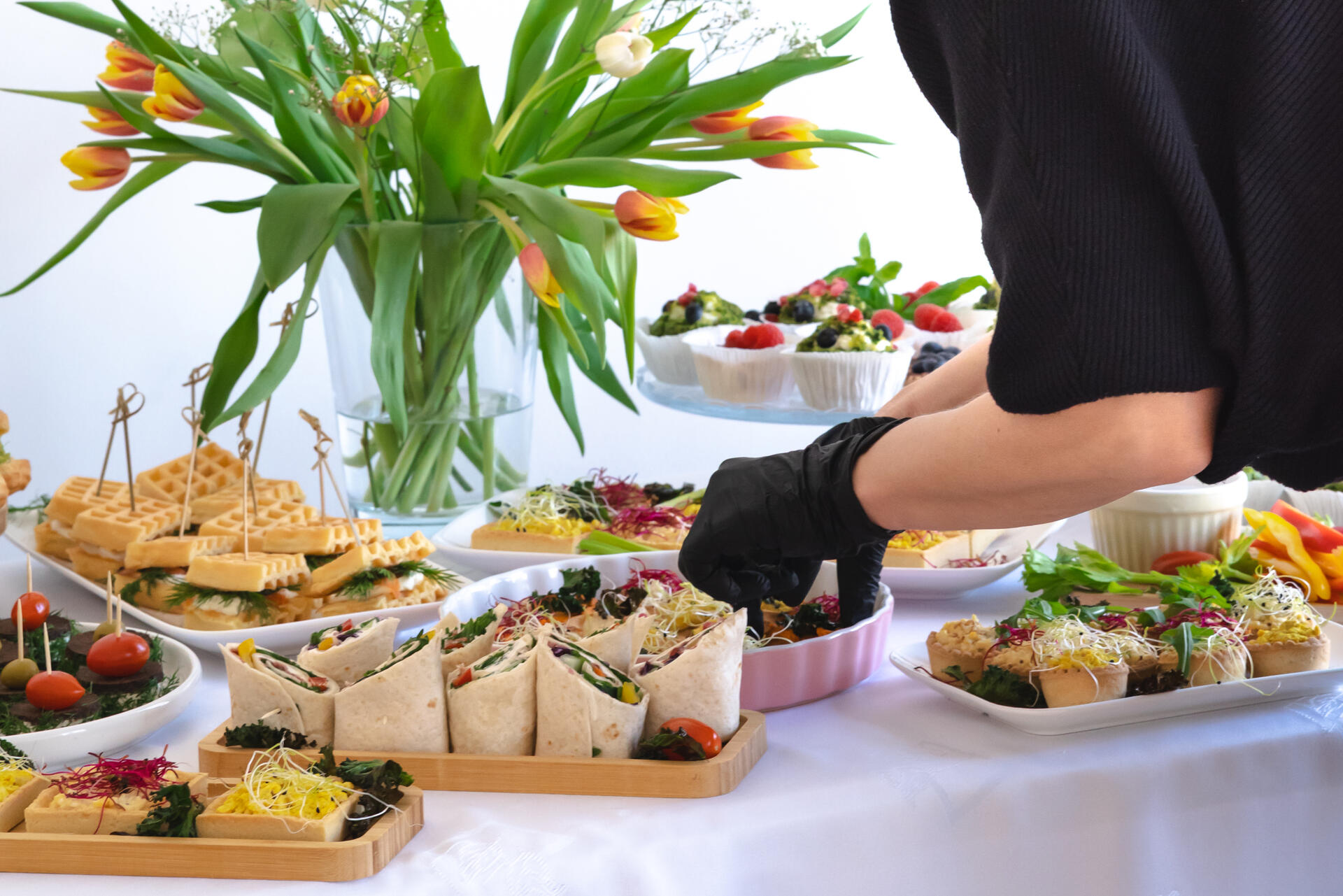 Pracownik układa potrawy na talerzach - zimna płyta